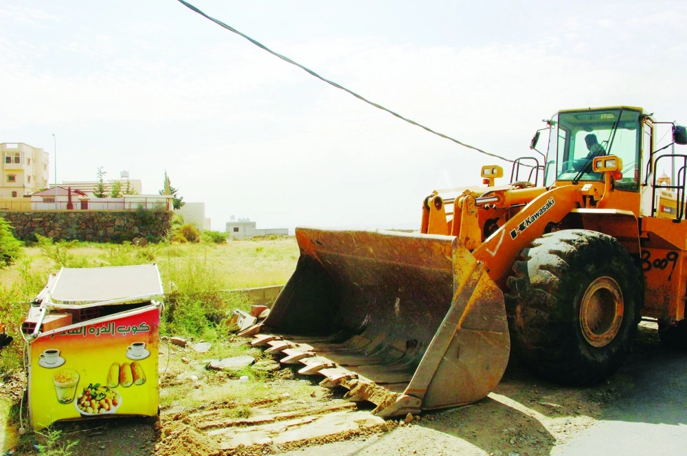 إزالة أكشاك متنقلة في وقت سابق بأحد شوارع أبها           (مكة)