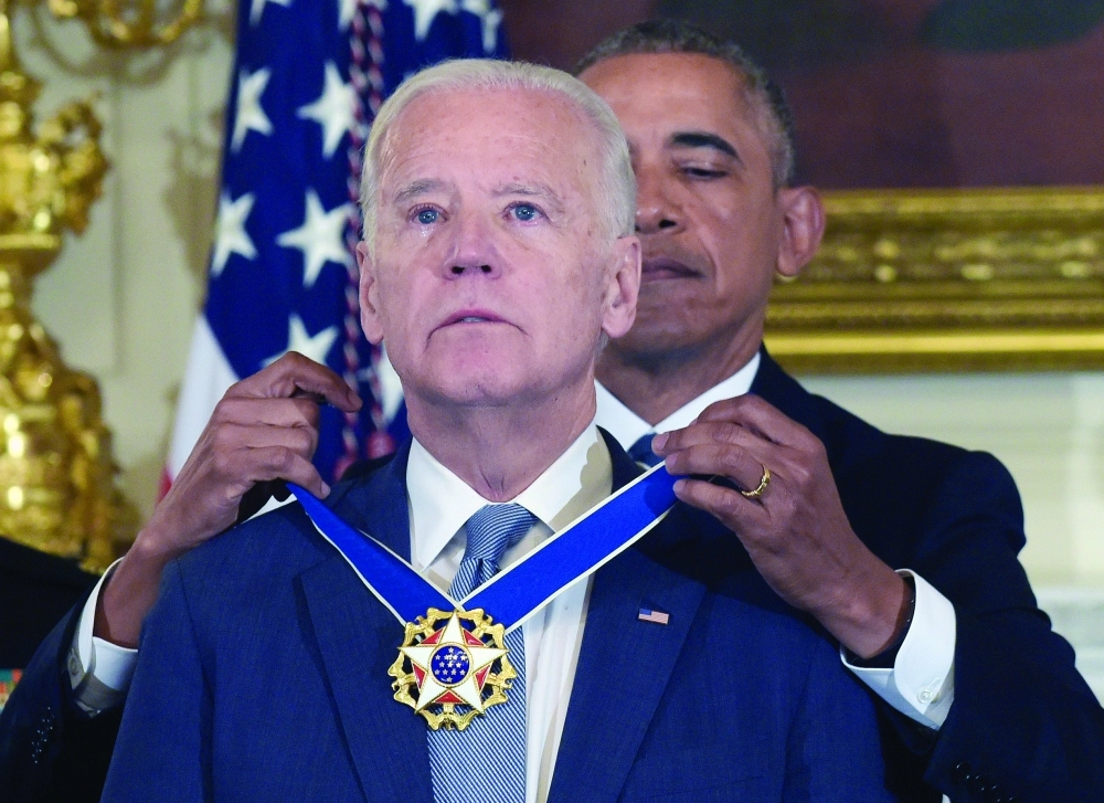 أوباما يقلد جو بايدن أعلى وسام أمريكي                               (أ ب)