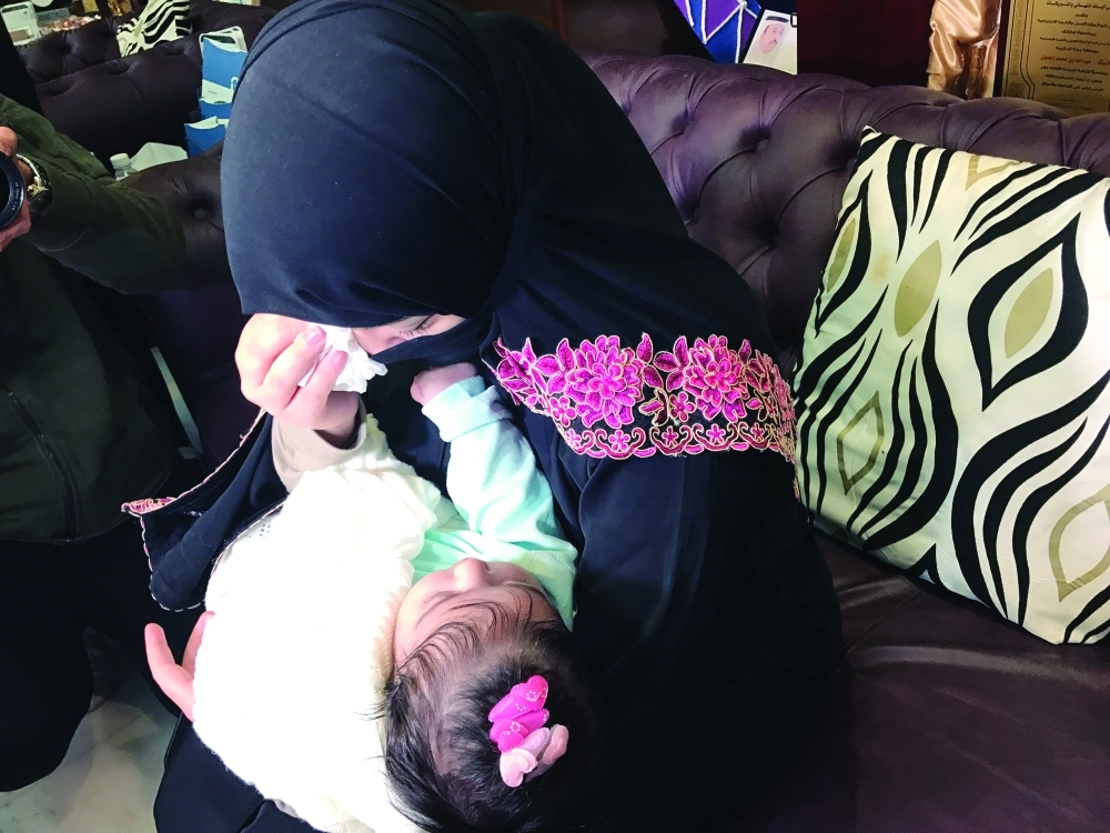 دموع الأم بعد عودة ابنتها لأحضانها   