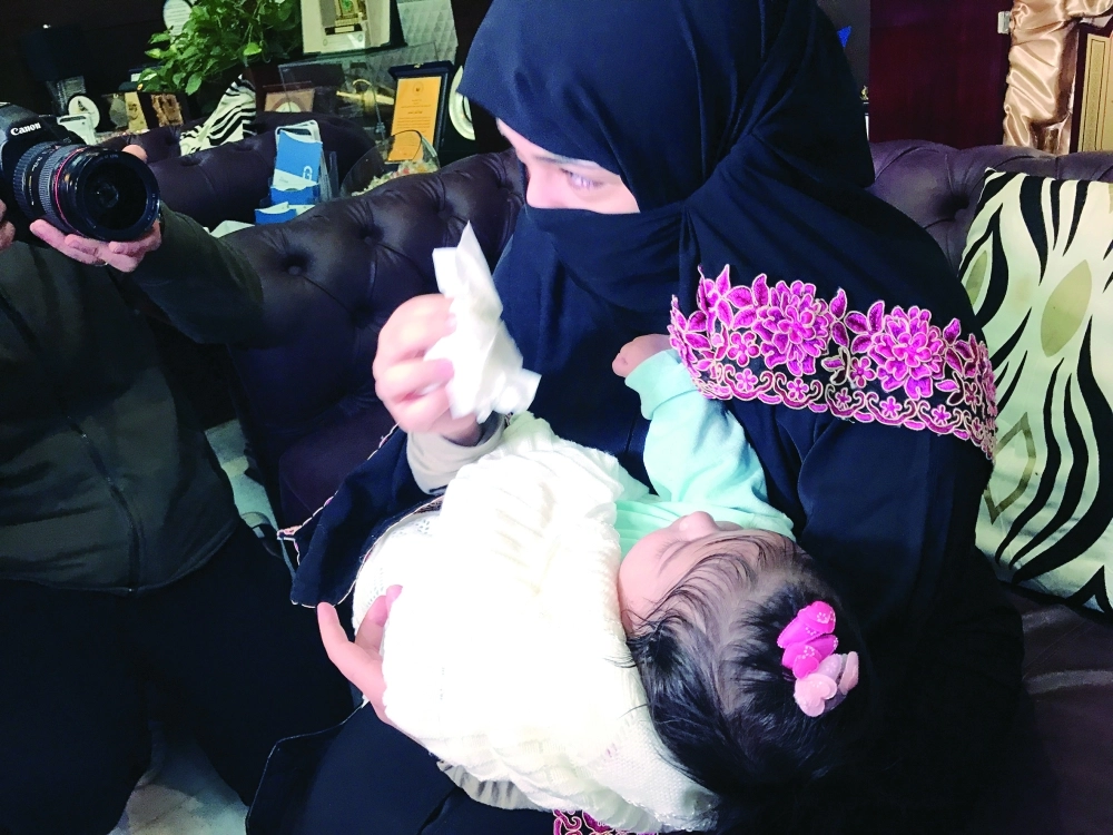 دموع الأم بعد عودة ابنتها لأحضانها  (مكة) 