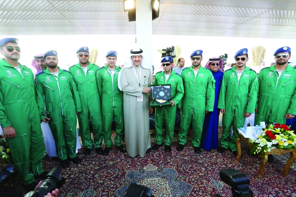 سلطان بن سلمان يتوسط فريق الصقور 