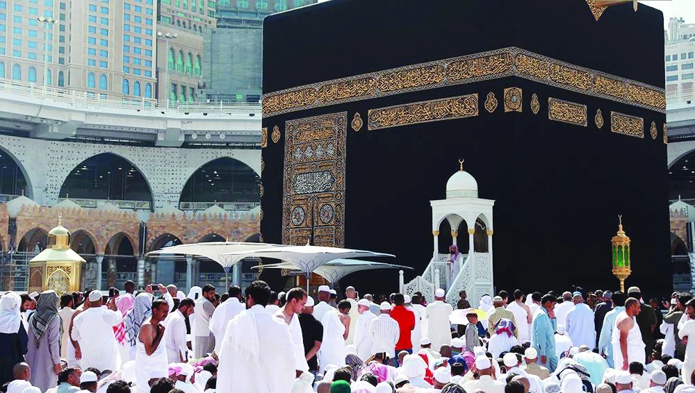 مصلون في صحن المطاف يستمعون لخطبة الجمعة أمس         (واس)