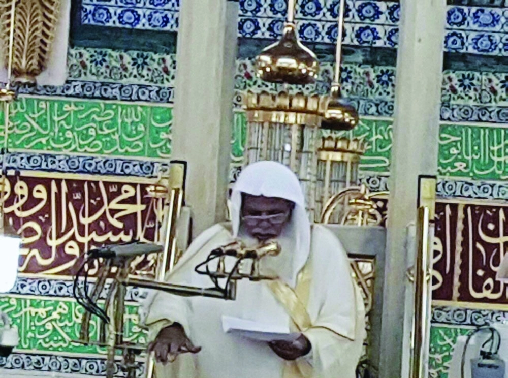 علي الحذيفي في خطبة الجمعة أمس                (واس) 