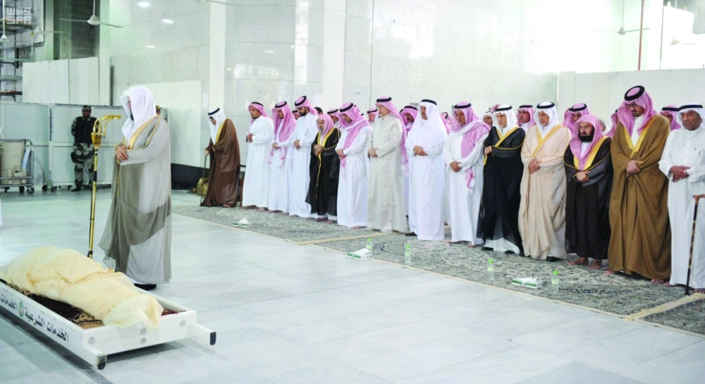خالد الفيصل وتركي الفيصل وعبدالرحمن السديس يؤدون الصلاة على الفقيد اليوم (واس)