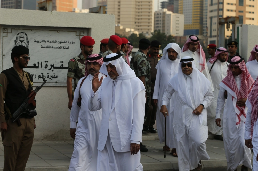 لحظة خروج الامير خالد الفيصل من المقبرة بعد مراسم تشيع الجثمان - تصوير عبدالمحسن دومان