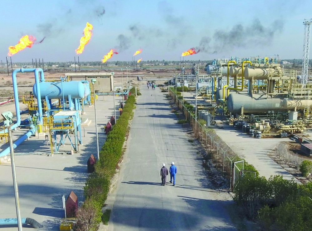 عمال في شركة غاز الجنوب العراقية التي بدأت ضخ الغاز في خط أنابيب جديد الخميس الماضي                   (أ ب)