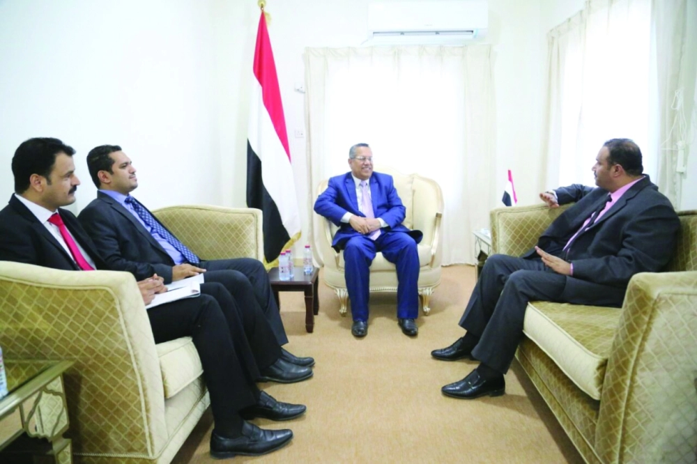 بن دغر مستقبلا أمين العاصمة اللواء عبدالغني جميل بعدن (سبأ نت)