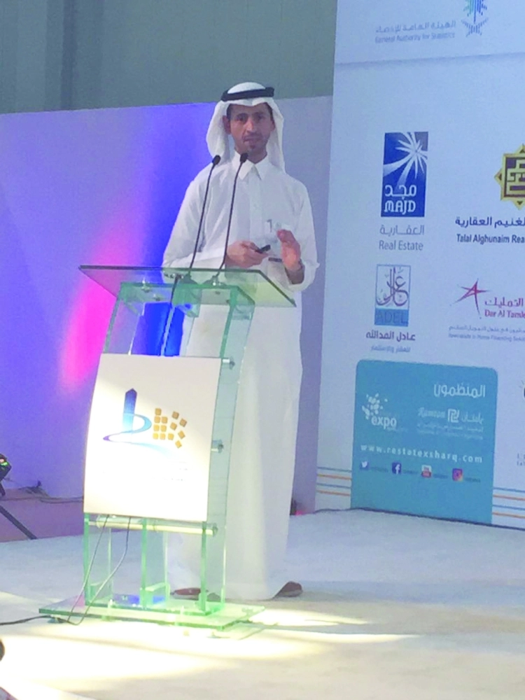 الغزواني يتحدث في الورشة أمس                                