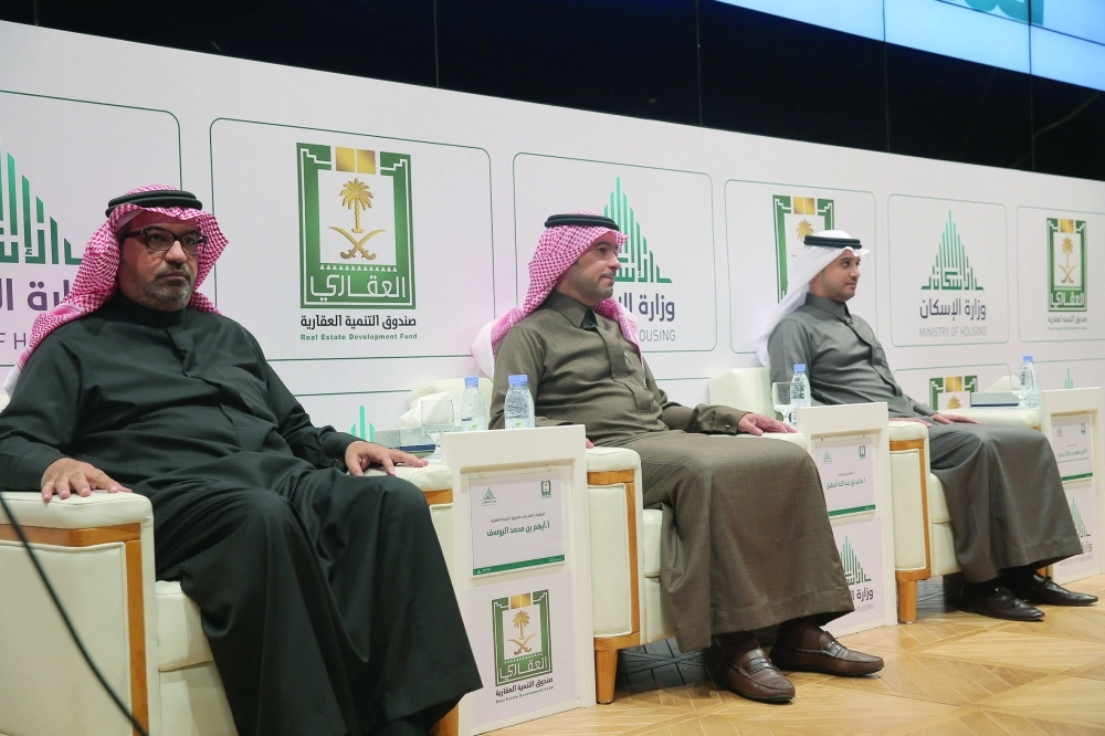 الحقيل يتوسط مسؤولي الإسكان (زياد الرزيزاء)