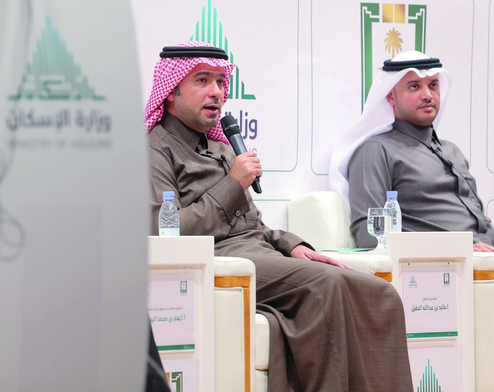 وزير الإسكان خلال المؤتمر الصحفي (زياد الرزيزاء) 