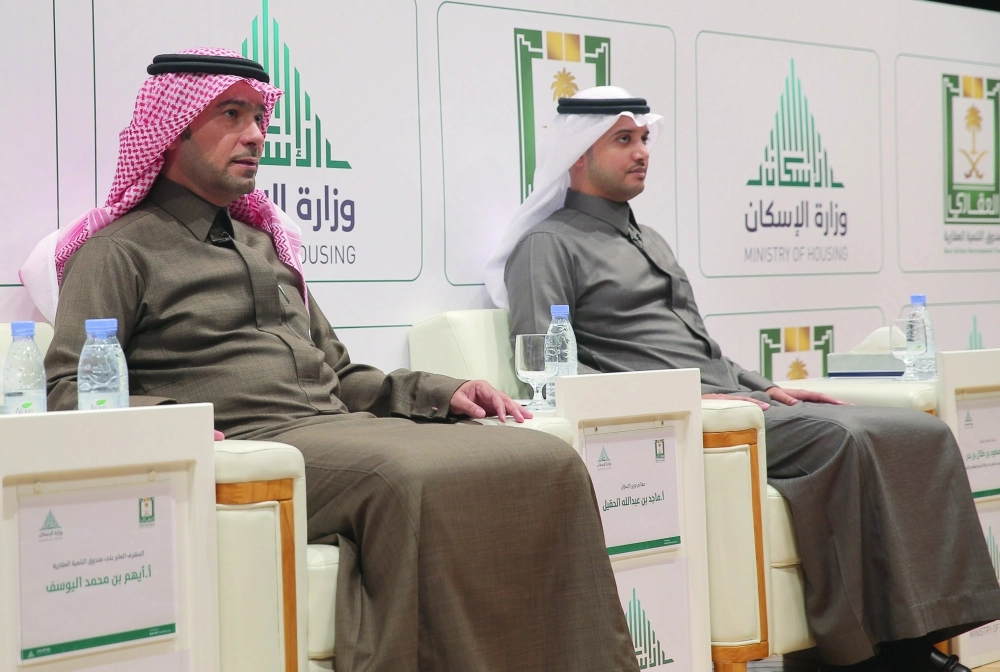 وزير الإسكان خلال المؤتمر الصحفي (زياد الرزيزاء)  