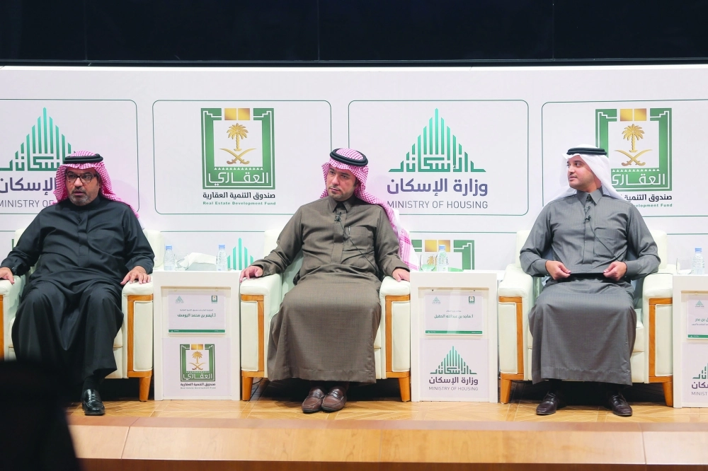 ماجد الحقيل يتوسط سعود بن طلال وأيهم اليوسف في المؤتمر الصحفي                                           (زياد الرزيزاء) 