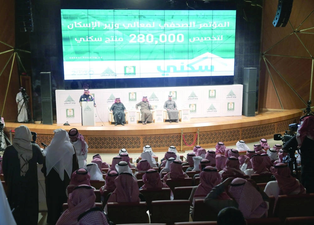 من مؤتمر وزير الإسكان في الرياض أمس                                                       (زياد الرزيزاء)   