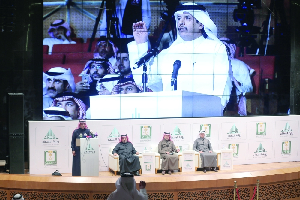 ممثلو وزارة الإسكان في المؤتمر الصحفي  (زياد الرزيزاء)  