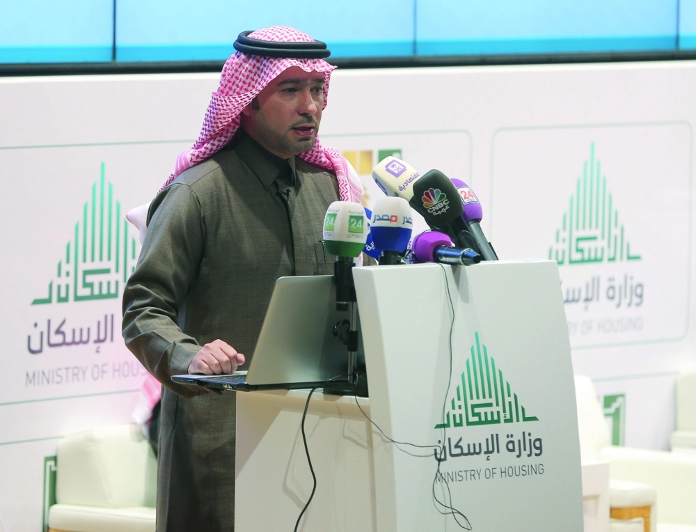 الحقيل متحدثا بالمؤتمر الصحفي  (زياد الرزيزاء)  