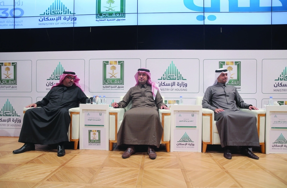 ممثلو وزارة الإسكان في المؤتمر الصحفي  (زياد الرزيزاء)  