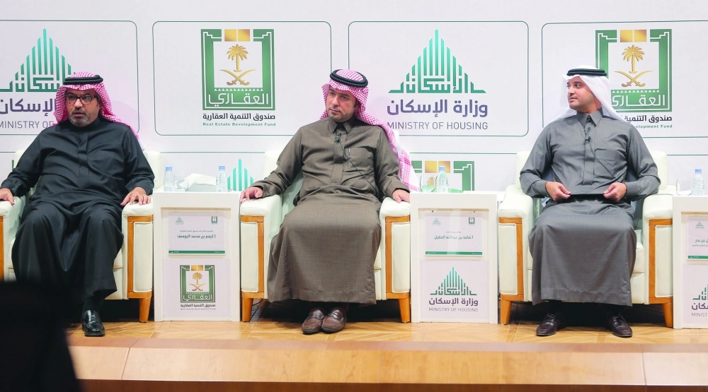 ماجد الحقيل يتوسط سعود بن طلال وأيهم اليوسف في المءتمر الصحفي (زياد الرزيزاء)