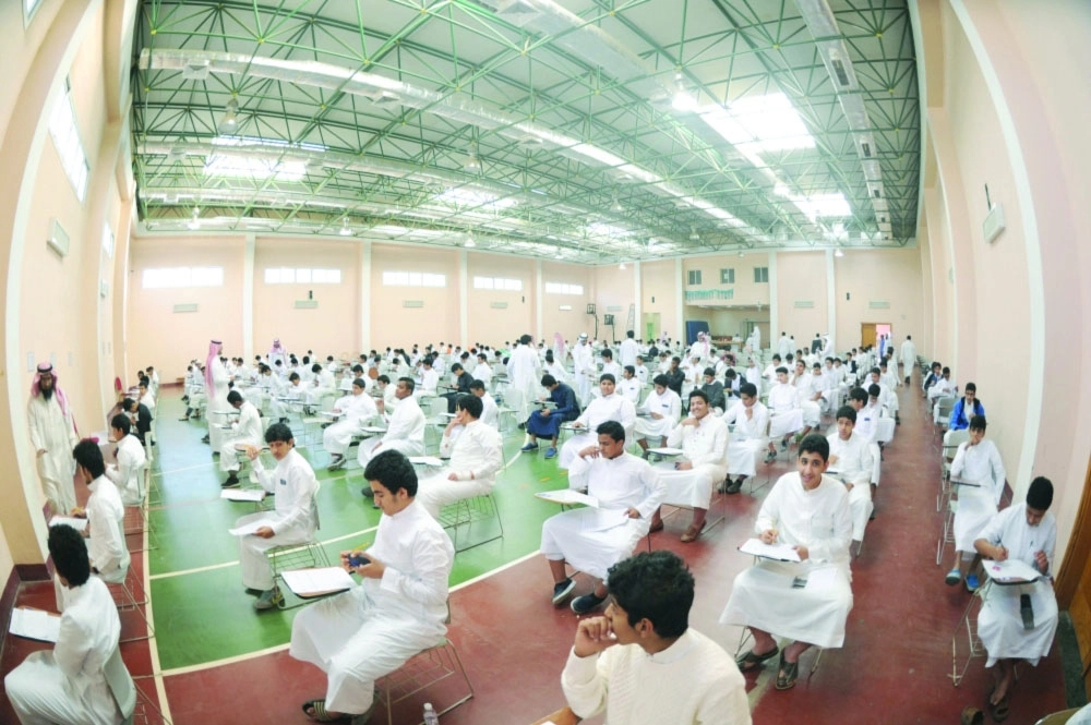 طلاب يؤدون الاختبارات في جدة أمس                                         (محمد يحيى)