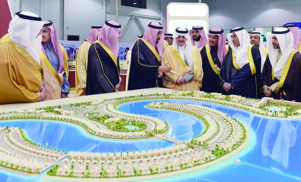 سعود بن نايف في جناح إحدى الشركات                                                                                                              (مكة)