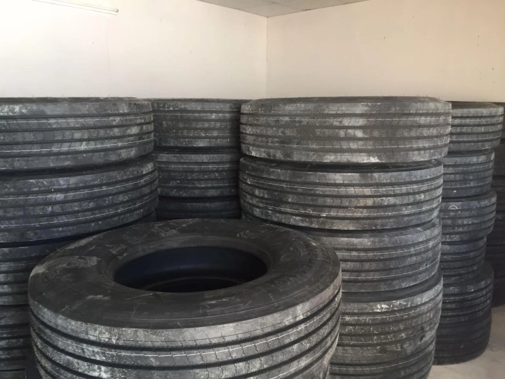 إطارات الشاحنات المسروقة في مقر سكن العصابة 