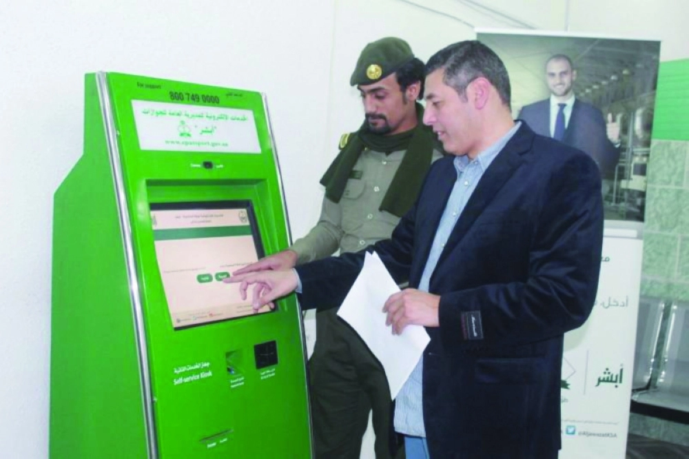 مقيم يستمع لشرح عن جهاز الجوازات            (مكة)