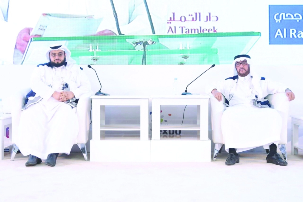 الحميزي والمفرج يجيبان عن أسئلة الحضور (مكة)