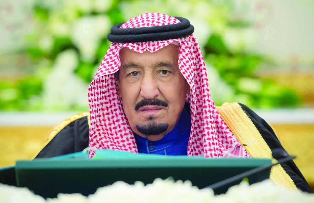 الملك سلمان خلال ترؤسه جلسة مجلس الوزراء في قصر اليمامة بالرياض أمس (واس)