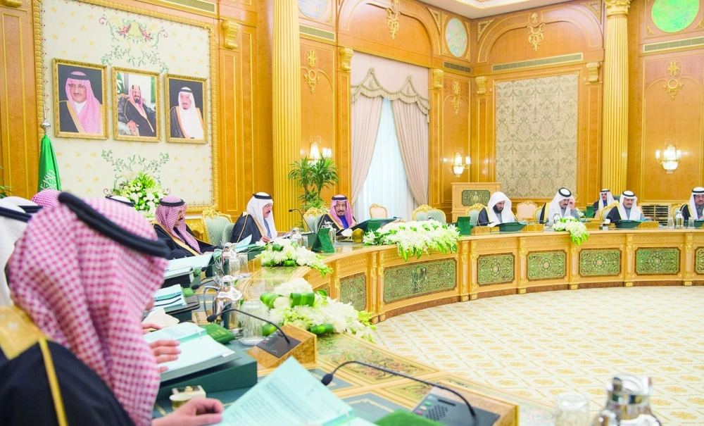 الملك سلمان خلال ترؤسه جلسة مجلس الوزراء في قصر اليمامة بالرياض أمس (واس)