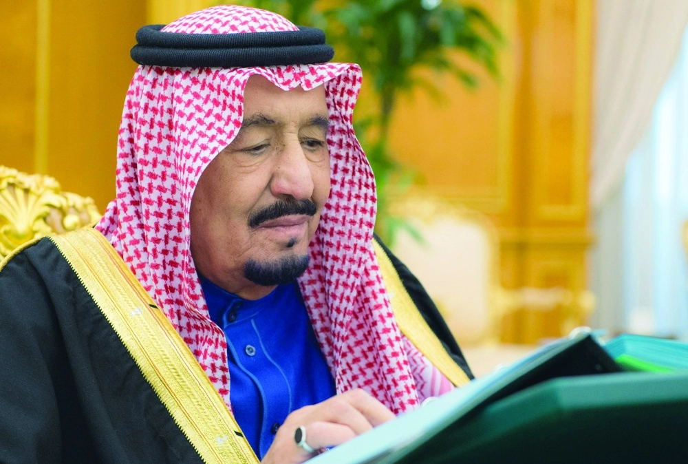 الملك سلمان خلال ترؤسه جلسة مجلس الوزراء في قصر اليمامة بالرياض أمس (واس)