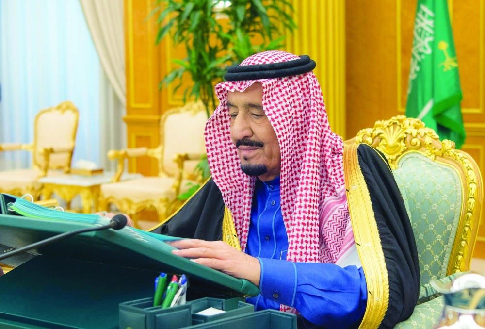 الملك سلمان خلال ترؤسه جلسة مجلس الوزراء في قصر اليمامة بالرياض أمس (واس)