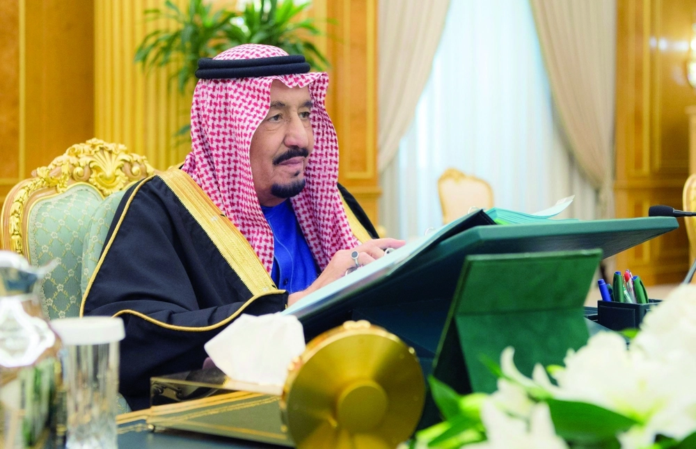 الملك سلمان خلال ترؤسه جلسة مجلس الوزراء في قصر اليمامة بالرياض أمس (واس)
