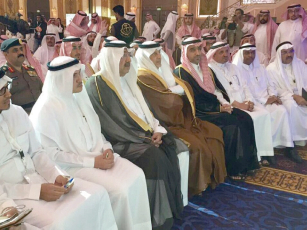 خالد الفيصل خلال حضوره ورشة مبادرة دعم هدف رؤية 2030 أمس (مكة)