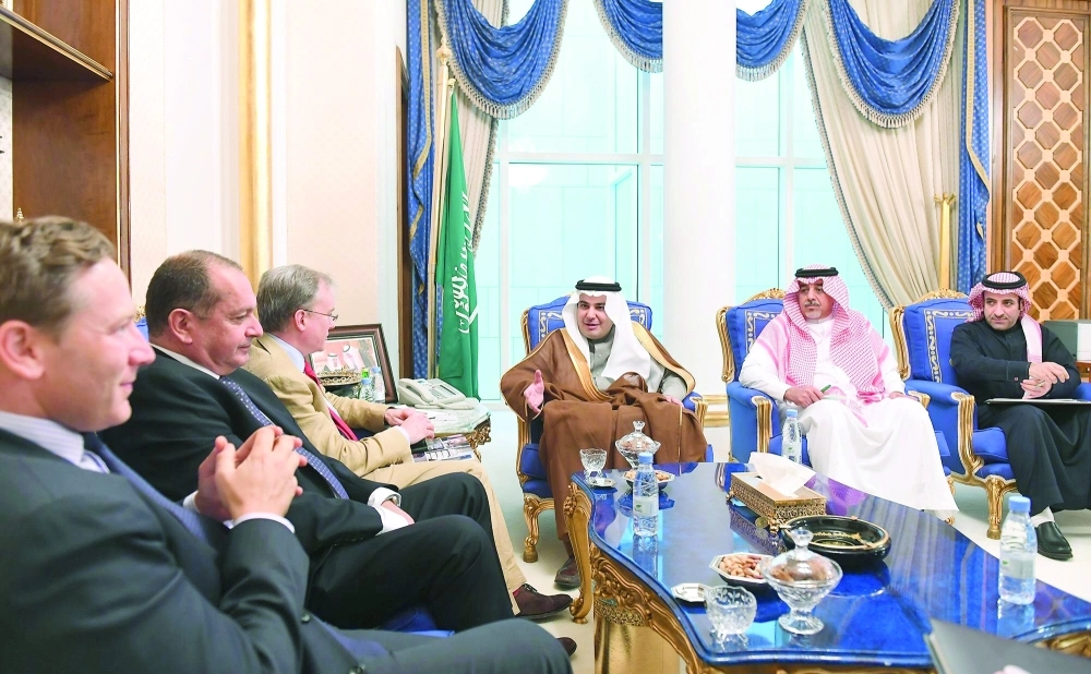 عادل الطريفي خلال استقباله أليكس ايكين وسايمون كوليس                             (واس)