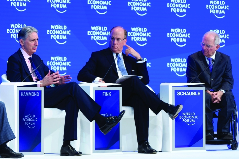 لاري فينك يتوسط وزيري مالية بريطانيا وألمانيا بدافوس                                                   (أ ب)