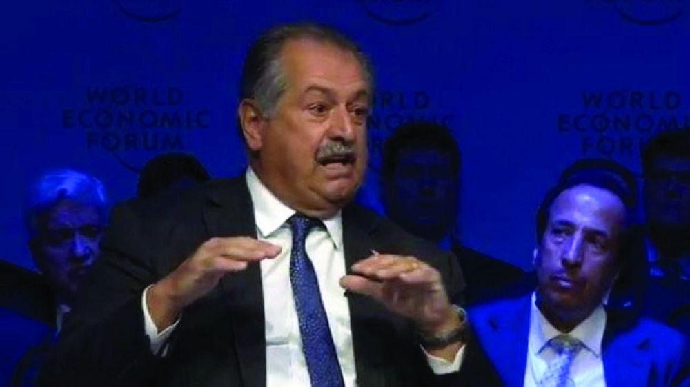 أندري ليفيرز خلال جلسة في منتدى دافوس                      (رويترز)