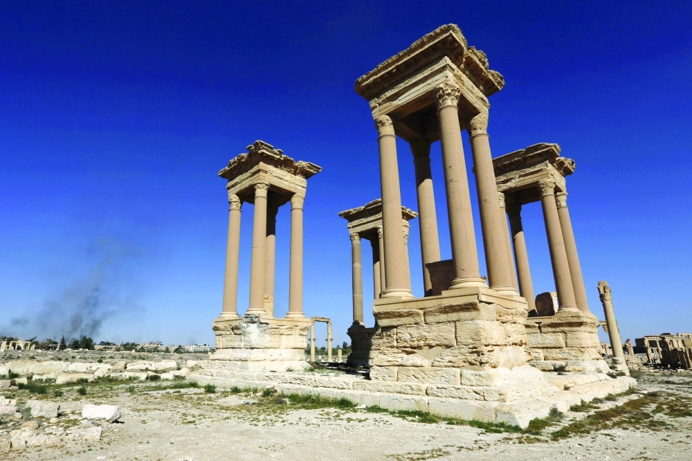 الأعمدة الباقية من آثار الترابليون  (رويترز) 