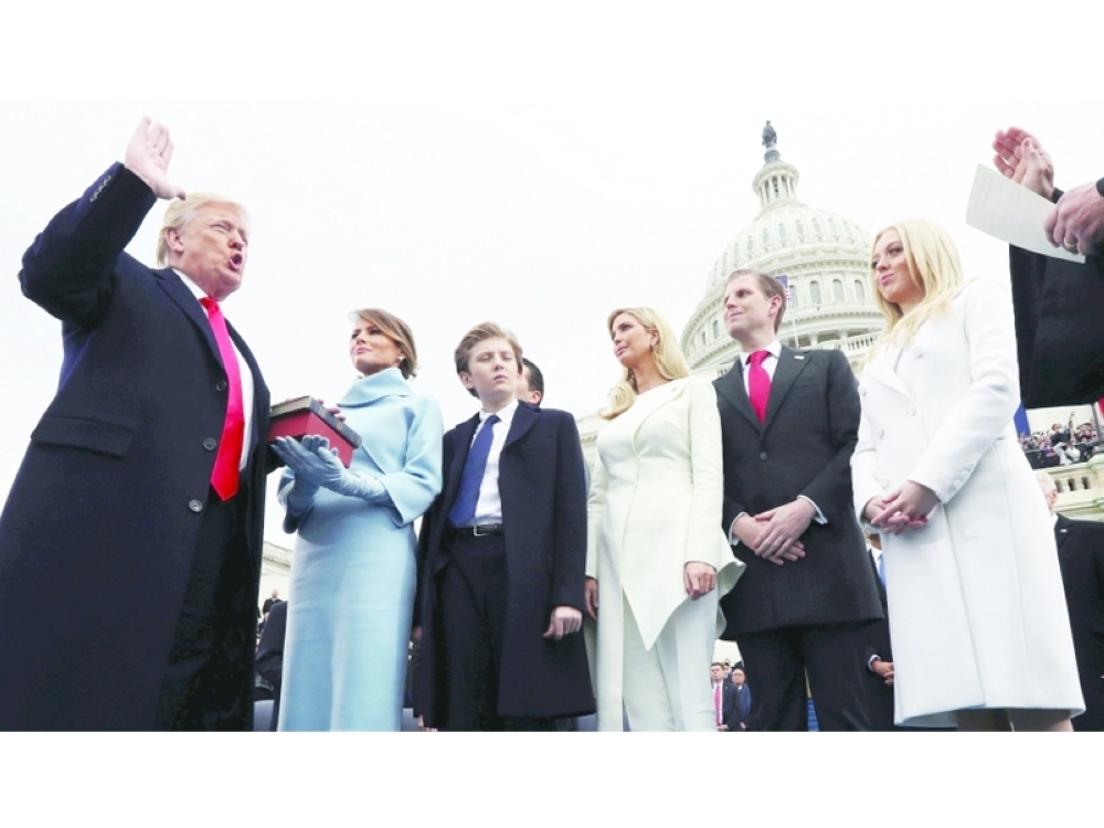 ترمب يؤدي القسم في الكونجرس الأمريكي بواشنطن أمس (رويترز) 