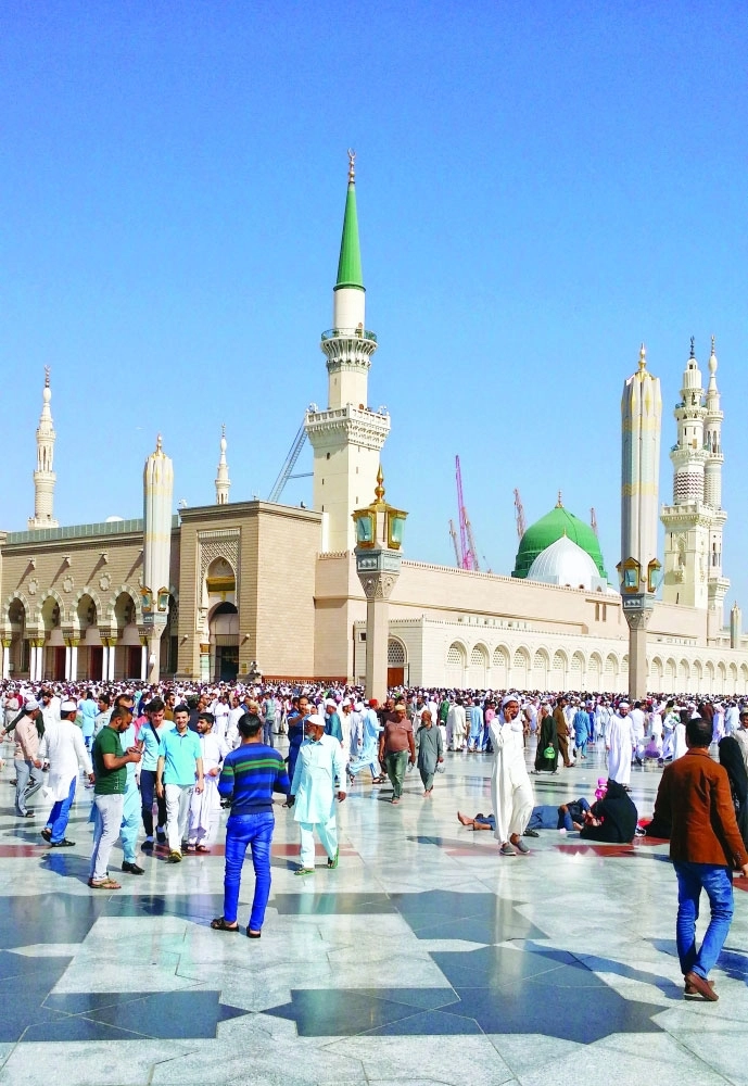 مصلون في ساحة المسجد النبوي                 (أنس الحارثي)