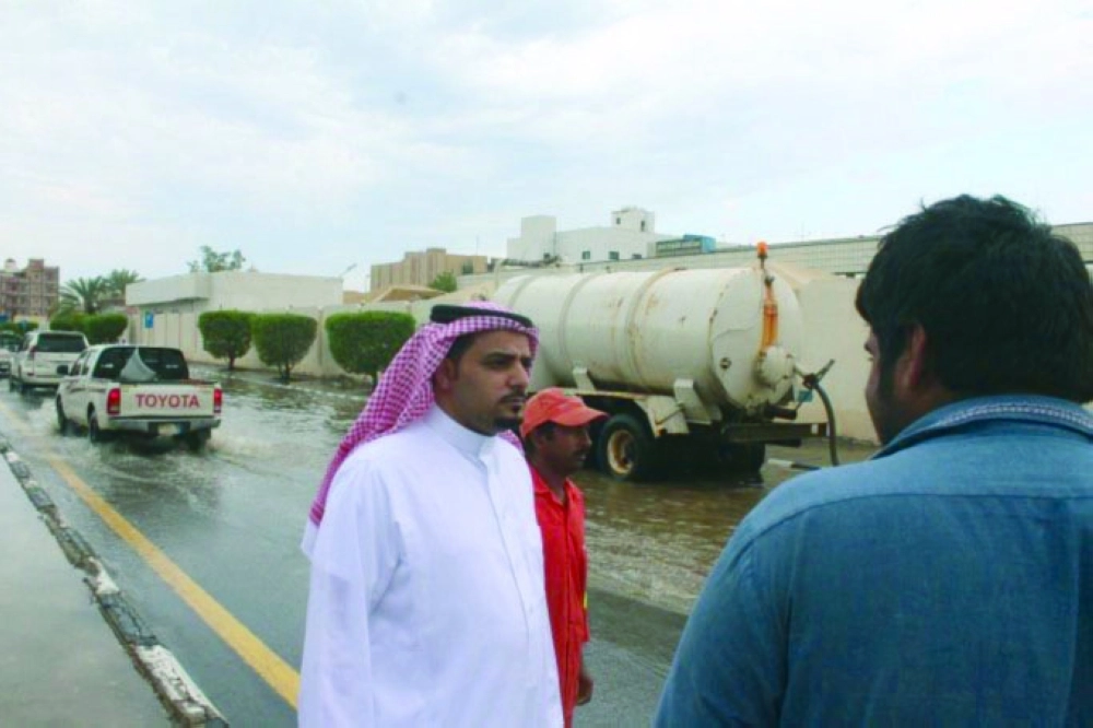 سعيد الغامدي يتابع نزح مياه الأمطار الأخيرة