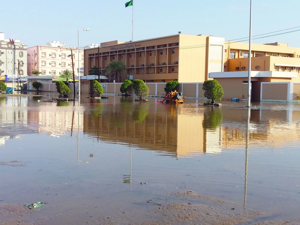 مياه الأمطار تحاصر إحدى المدارس                 (مكة)