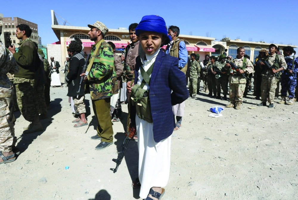 طفل يحمل سلاحا في تجمع لميليشيات الحوثي في صنعاء (إ ب أ)