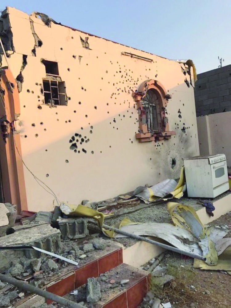 رجال الأمن لدى مداهمتهم مكان الإرهابيين في جدة فجر أمس  