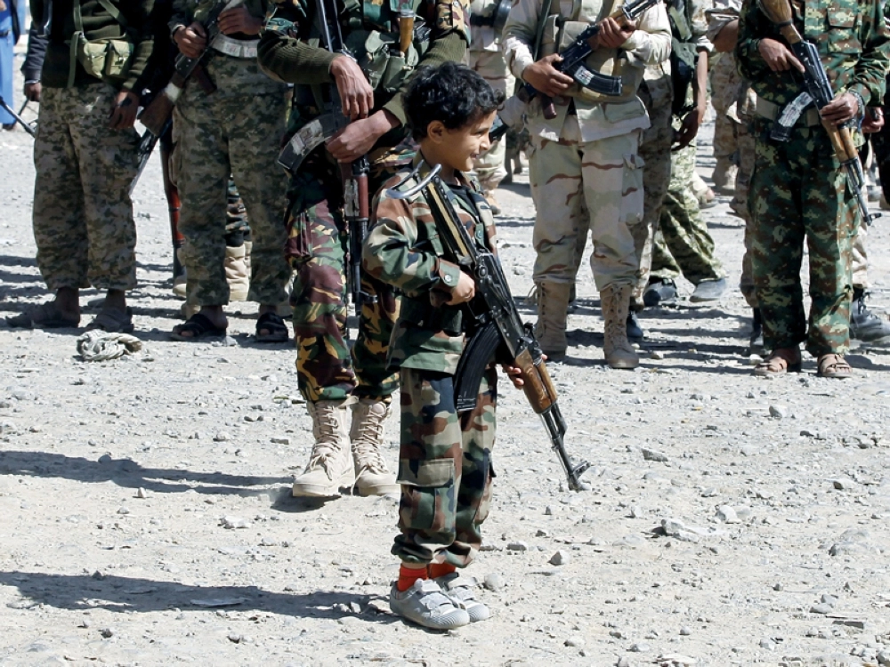 طفل يحمل سلاحه في تجمع لمقاتلي الحوثي في صنعاء (إ ب أ)