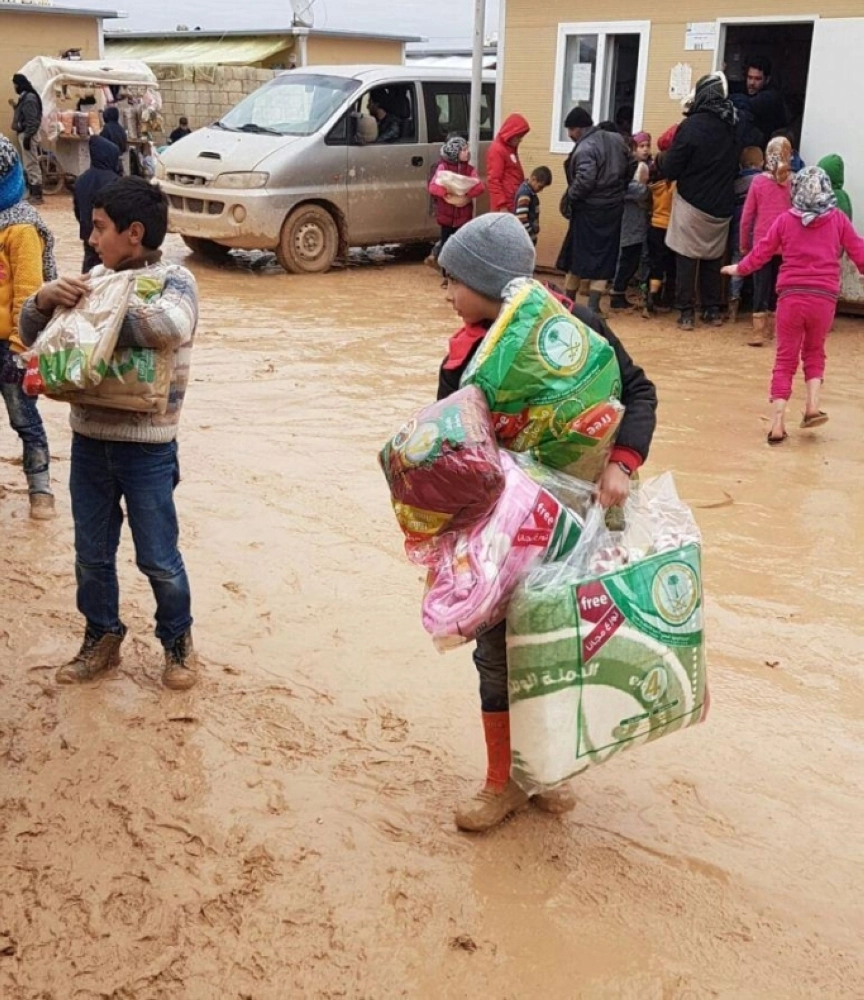 نازحون سوريون يتلقون مساعدات (واس)