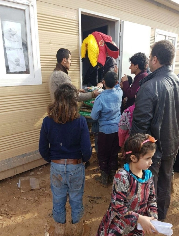 نازحون سوريون يتلقون مساعدات (واس)