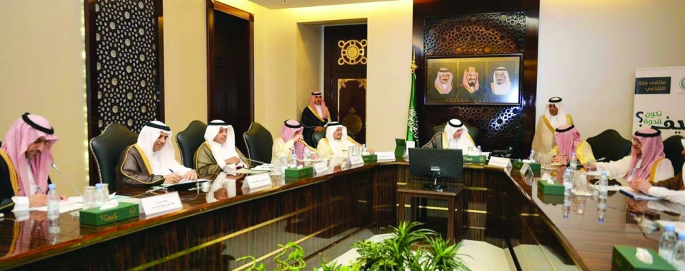 خالد الفيصل لدى ترؤسه الاجتماع أمس (واس)