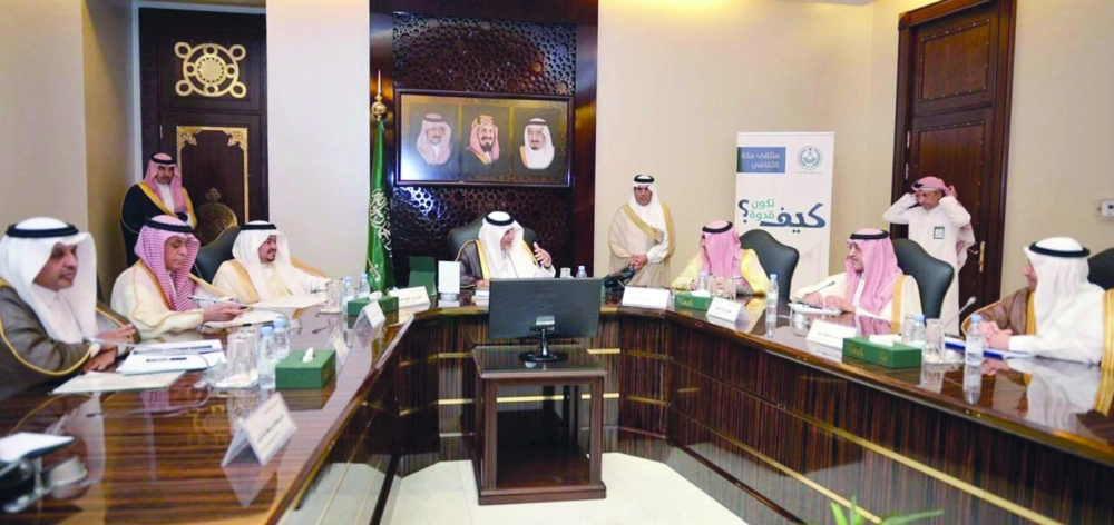 خالد الفيصل لدى ترؤسه الاجتماع أمس (واس)