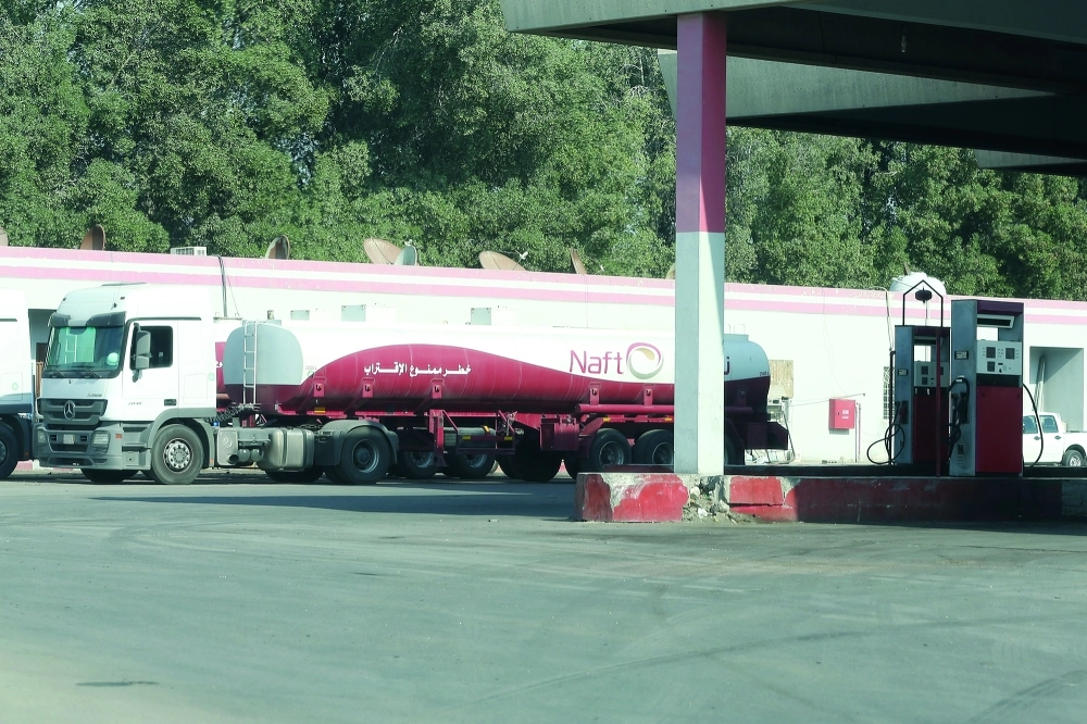ناقلة ديزل في إحدى محطات الدمام                                                                                       (حمدان الدوسري)