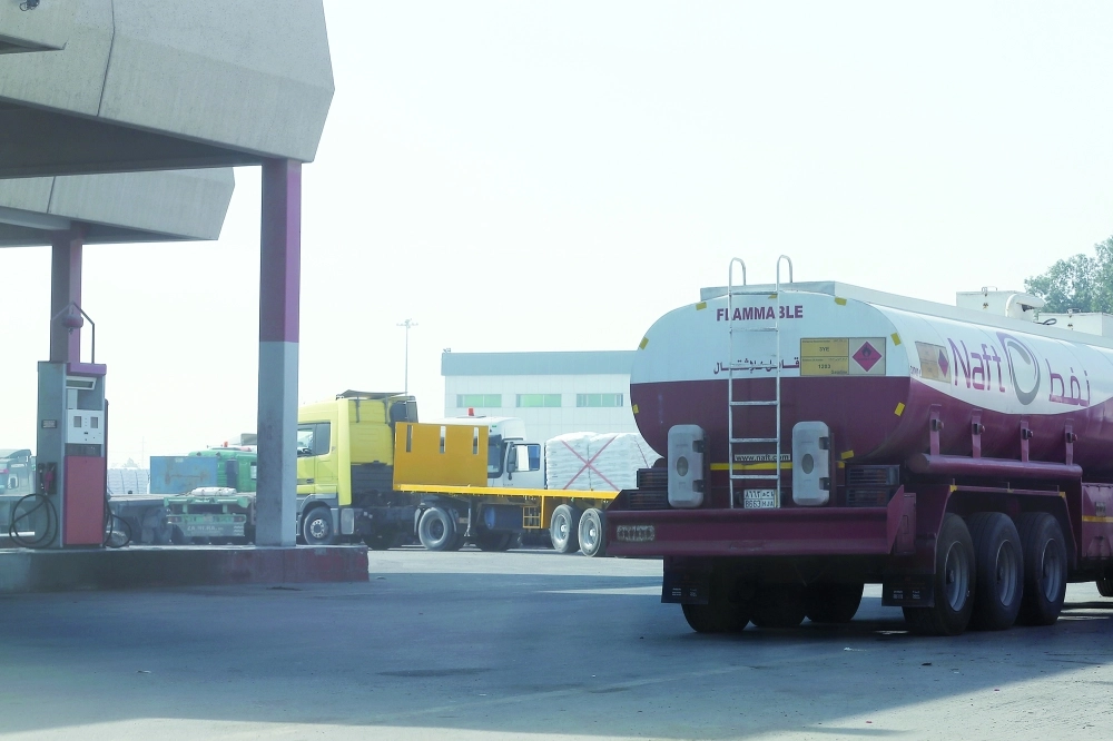 ناقلة ديزل في إحدى محطات الدمام (حمدان الدوسري)