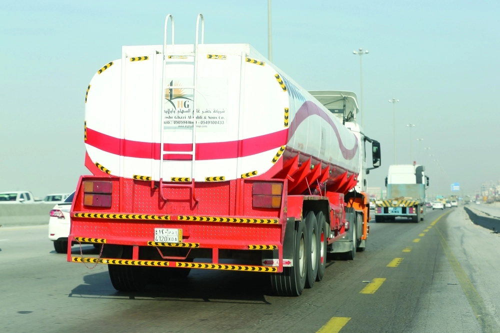 ناقلة وقود على أحد الطرق الرئيسة بالدمام (حمدان الدوسري)